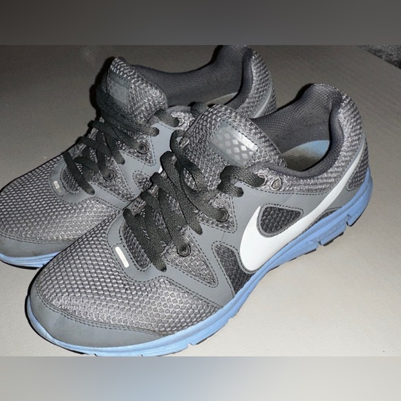 Women’s Nike sneaker size 9.5. Great condition! - Picture 3 of 8